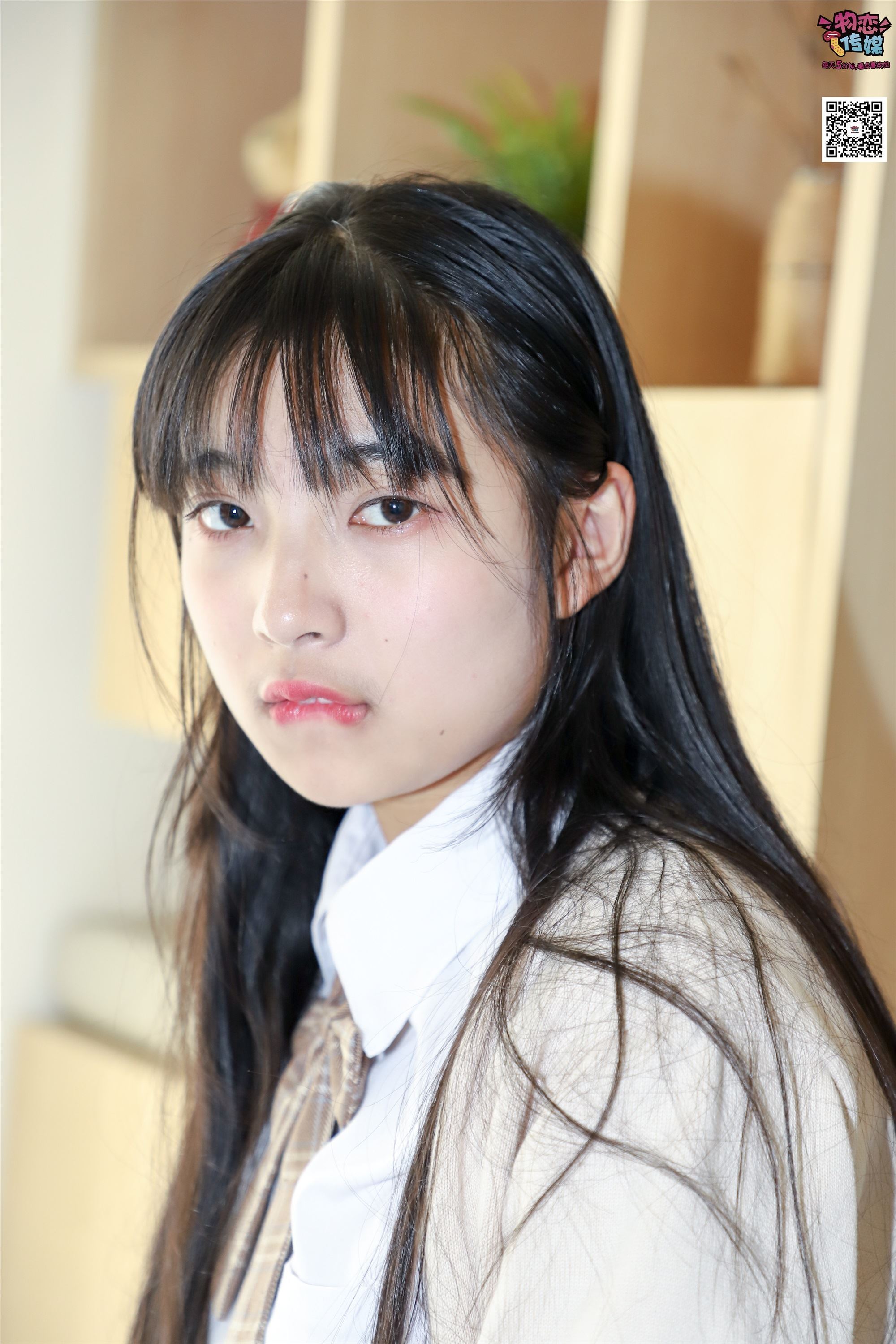 物恋传媒 No.005 JK制服高中小姐姐，棉袜加丝袜